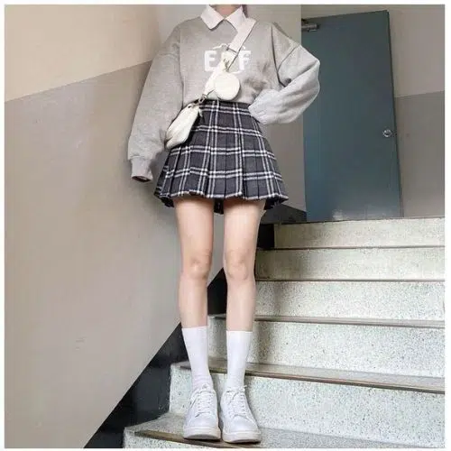 Outfit kawaii para chica con falda tableada y sudadera deportiva