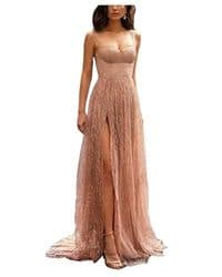 Outfit para fiesta con maxi vestido oro rosa y joyería 