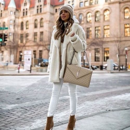 outfit de invierno para mujer con chaqueta y jeans blancos