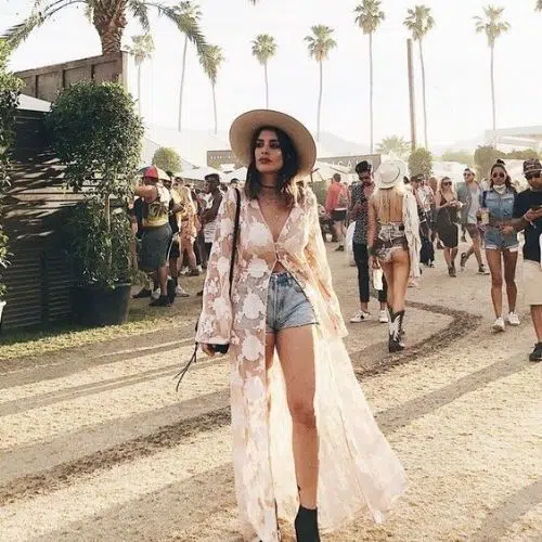 Outfit para Coachella de mujer con maxikimono y shorts