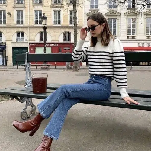 outfit de mujer para otono con sueter a rayas y jeans