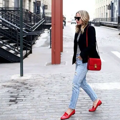 outfit de mujer para otono con zapatos y bolso rojo