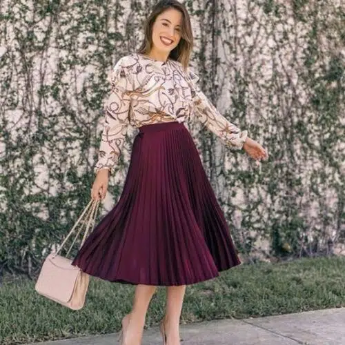 Outfit formal con falda plisada color vino para mujer