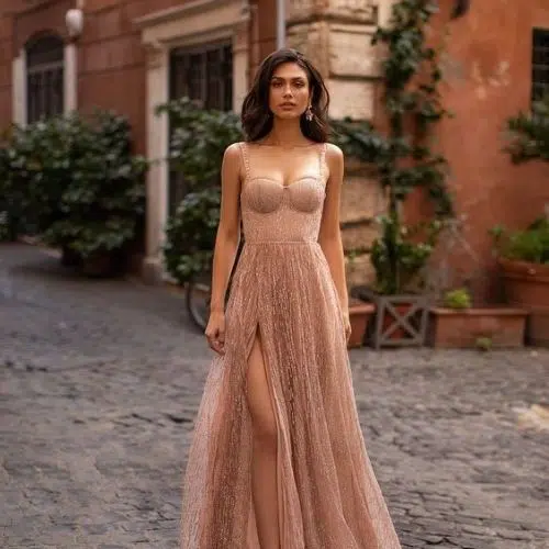 Outfit para fiesta con maxi vestido oro rosa y joyería