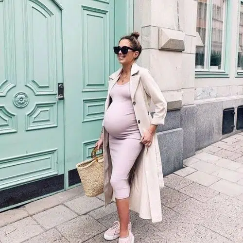 Outfit para embarazadas con vestido rosa y gabardina beige