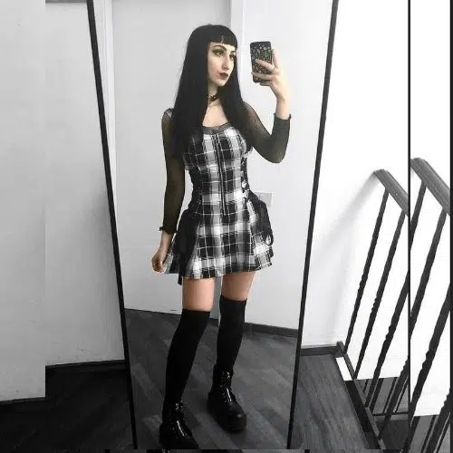 Outfit dark para chica con vestido a cuadros, calcetas negras y botas de plataforma