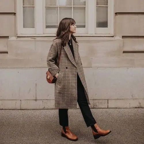 Dark academia outfit para mujer con abrigo, pantalón de vestir y botines Chelsea