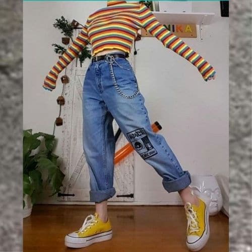 Outfit indie girl con suéter crop de colores, boyfriend jeans y tenis converse