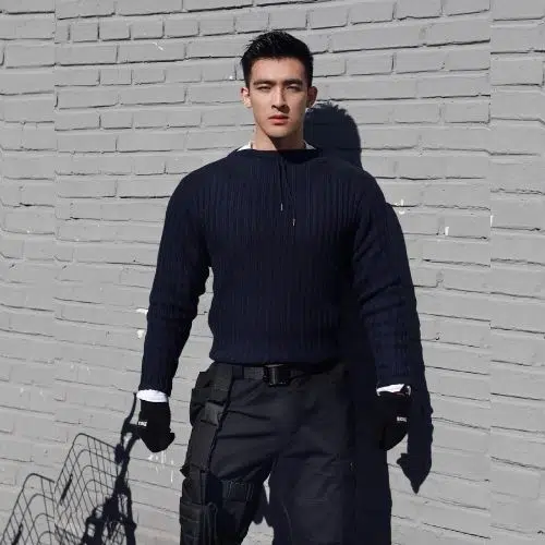 Outfit de estilo táctico para hombre con pantalones cargo, suéter y piernera