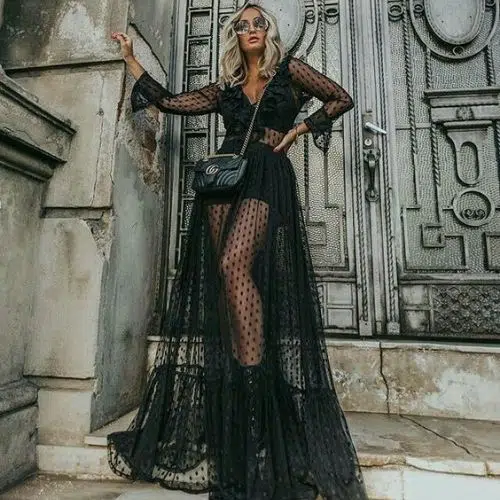 Outfit con falda larga negra con estampado de lunares y transparente
