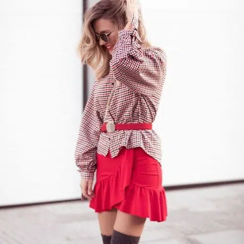 outfit con falda short roja y camisa a cuadros