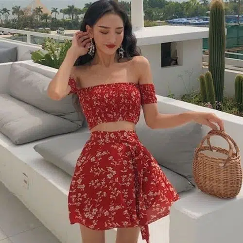 outfit cottagecore con conjunto de dos piezas rojo floreado