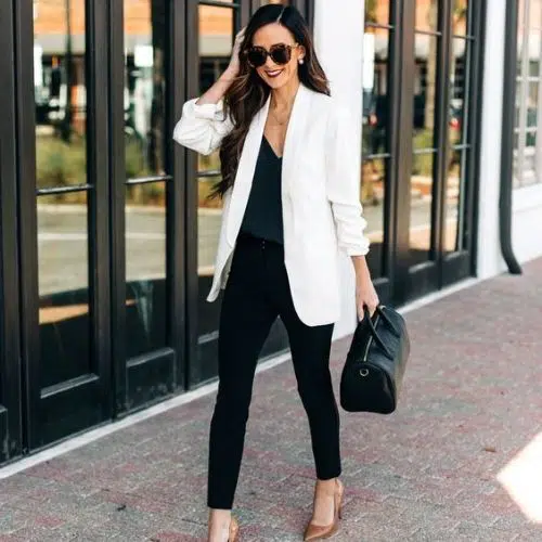 Outfit de oficina para mujer con blazer blanco y bolso negro