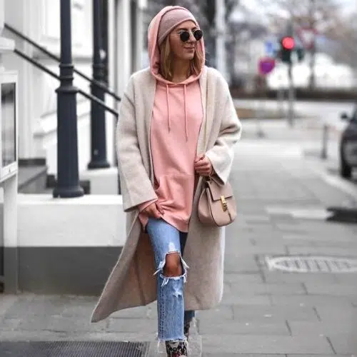 oversize hoodie rosa con jeans rotos