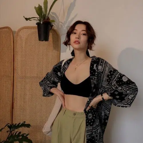 top bra outfit con kimono y pantalones verdes